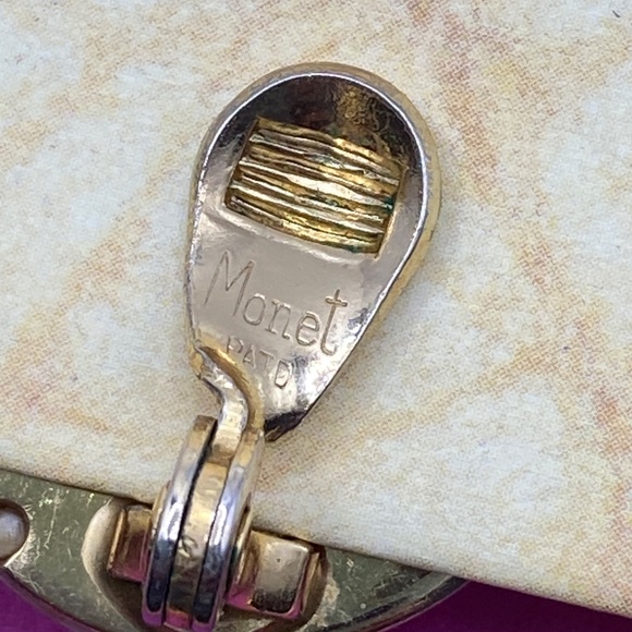 Vintage MONET White Lucite Clip On Earrings Chunky Mod Grannycore 1960's - Picture 4 of 5